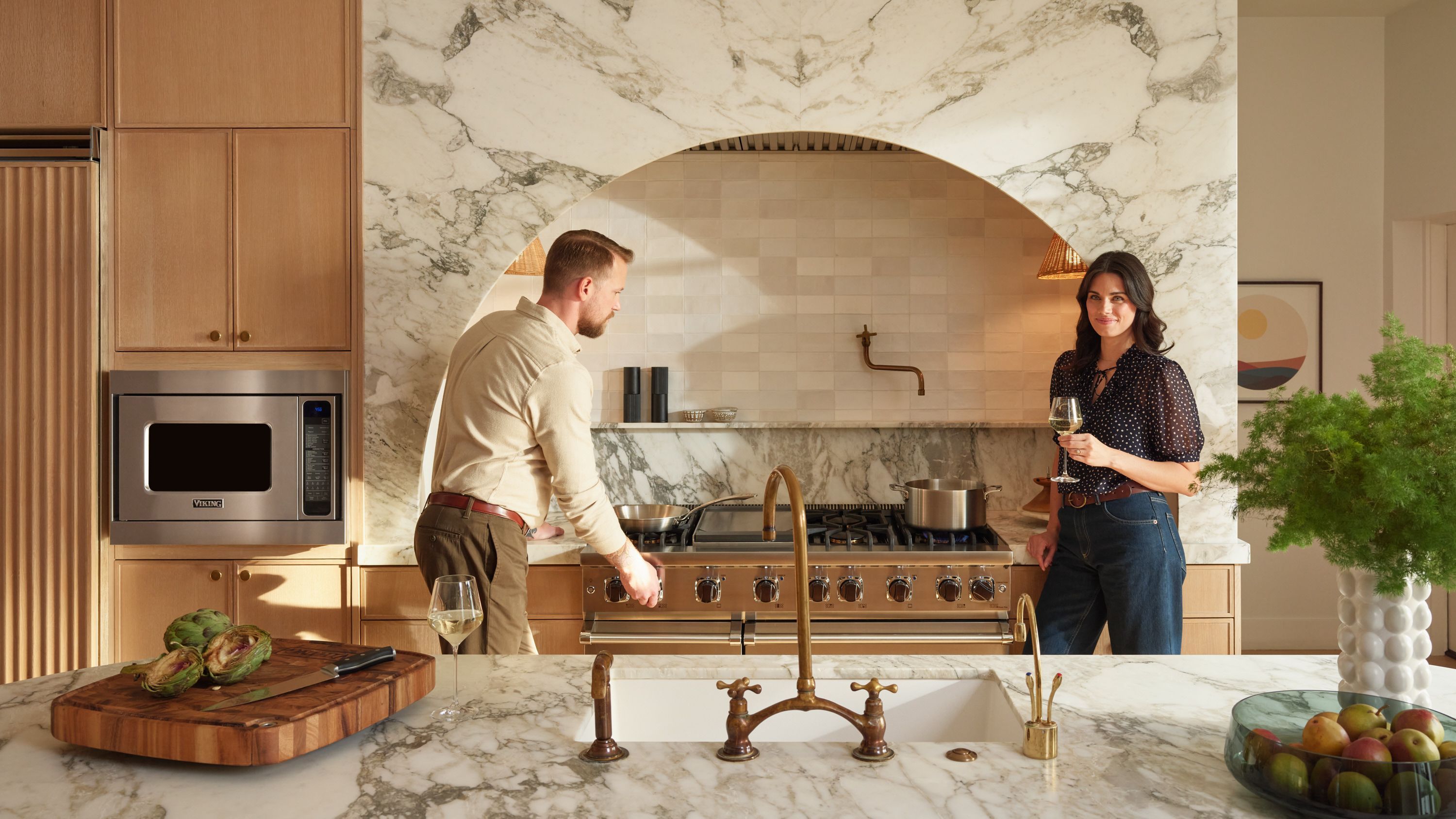 Luxury Kitchen with VIKING High-End Gas Range