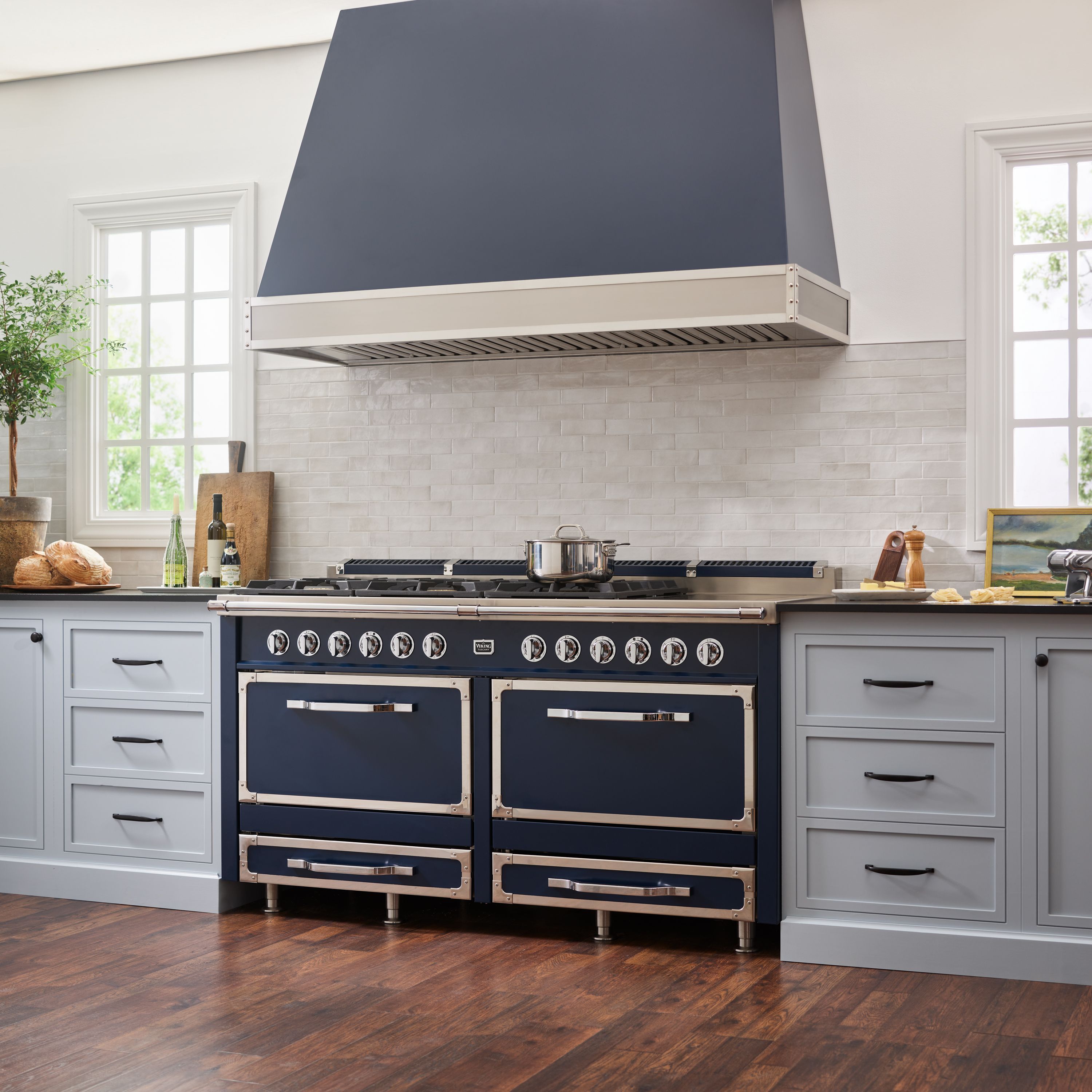 Viking_INSTL_ItalianFarmhouse_TVDR6616ISB_TuscanyRange_66_SlateBlue_HeroV2_2269110083
